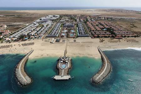 Meliá Llana Beach Resort & Spa, Resort/Hotelanlage Meliá Llana Beach Resort & Spa, Außenansicht der modernen Hotelanlage mit weißen Fassaden unter blauem Himmel.