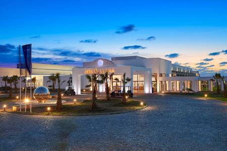 Meliá Llana Beach Resort & Spa, Resort/Hotelanlage Meliá Llana Beach Resort & Spa, Weitläufiges Hotelgelände mit mehrstöckigen Gebäuden und gepflegten Gehwegen.