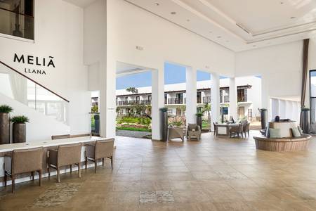 Meliá Llana Beach Resort & Spa, öffentliche Bereiche Meliá Llana Beach Resort & Spa, Lichtdurchfluteter Loungebereich in der Lobby mit gemütlichen Sesseln.
