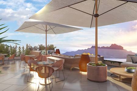 Four Points by Sheraton São Vicente Resort, Rooftop-Bar auf der Dachterrasse mit Loungemöbeln und Panoramablick über die Stadt und das Meer.