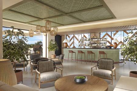 Four Points by Sheraton São Vicente Resort, Stimmungsvoll beleuchtete Barterrasse bei Dämmerung mit Blick auf die Lichter der Stadt.