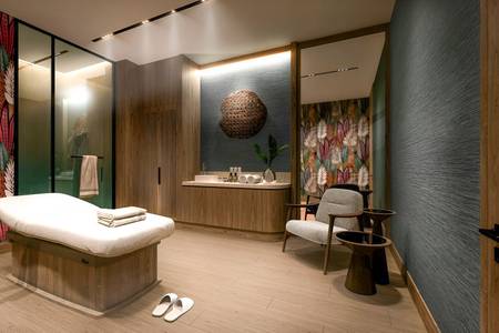 Four Points by Sheraton São Vicente Resort, Wellnessbereich mit Massagebank und entspannender Beleuchtung in warmen Tönen.