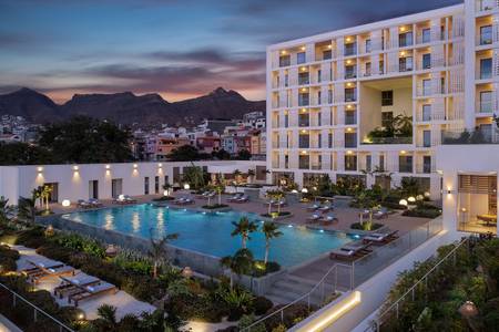 Four Points by Sheraton São Vicente Resort, Resort/Hotelanlage Four Points by Sheraton São Vicente Resort, Das Hotelgebäude von der Straßenseite aus gesehen mit gepflegtem Eingangsbereich.