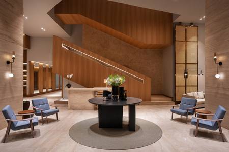 Four Points by Sheraton São Vicente Resort, öffentliche Bereiche Four Points by Sheraton São Vicente Resort, Großzügige Hotellobby mit stilvollem Empfangsbereich und komfortablen Loungemöbeln.