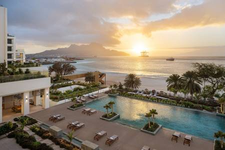 Four Points by Sheraton São Vicente Resort, Pool/Poolbereich Four Points by Sheraton São Vicente Resort, Blick auf die Poollandschaft des Hotels an einem sonnigen Tag mit wolkenlosem Himmel.