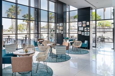 Hotel Hotel Catalonia Málaga, Helle, großzügige Hotellobby mit modernen Sitzgelegenheiten und dekorativen Elementen.