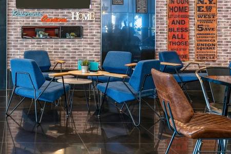 Hotel Hotel Catalonia Málaga, Stilvolle Hotelbar mit eleganter Theke, Hockern und gemütlichem Loungebereich.