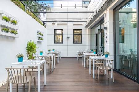 Hotel Hotel Catalonia Málaga, Sitzbereich im Restaurant mit Blick durch große Fensterfronten ins Freie.