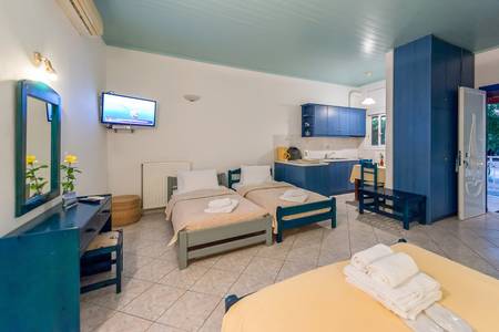 Villa Ganios, Stilvolles Interieur eines Gästezimmers mit Fokus auf Textilien und Materialien.