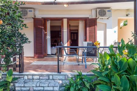Villa Ganios, Private Terrasse mit Sonnenliegen und Blick auf die mediterrane Umgebung.