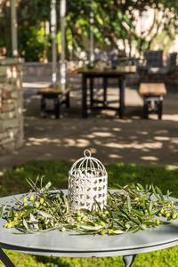 Villa Ganios, Schattiger Sitzplatz unter einem Baum im mediterranen Garten für entspannte Stunden.