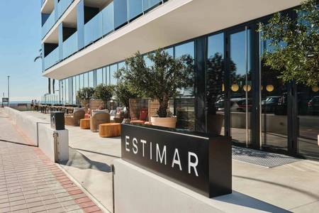Estimar Marina Farnals 5 & Two, Hauptzugang zum modernen Hotelgebäude.