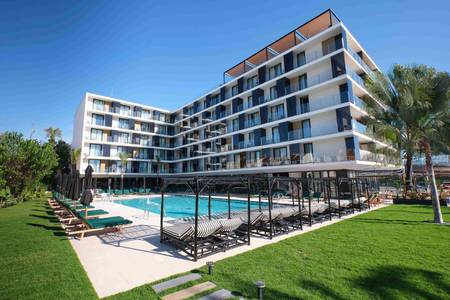 Estimar Marina Farnals 5 & Two, Beleuchteter Pool bei Dämmerung.