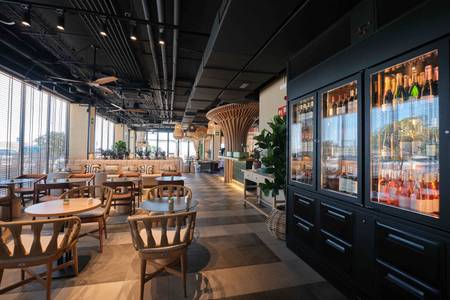 Estimar Marina Farnals 5 & Two, Stylische Bar mit hochwertiger Ausstattung.