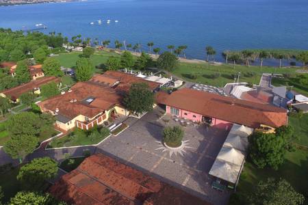 The Garda Village, Luftaufnahme der weitläufigen Ferienanlage mit Bungalows, Pools und Grünflächen.