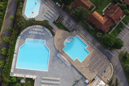 The Garda Village, Blick von oben auf die geschwungenen Formen der Poolanlage.
