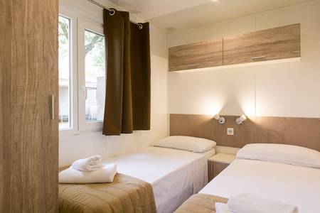 The Garda Village, Innenansicht des komfortablen Wohnbereichs im Maxicaravan Prestige.