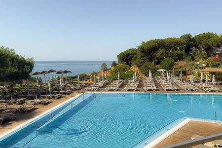 3HB Falésia Beach, Pool/Poolbereich 3HB Falésia Beach, Außenpoolanlage mit türkisfarbenem Wasser, umgeben von einer Sonnenterrasse mit Liegen.