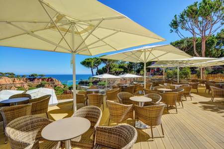 3HB Falésia Beach, Restaurant/Gastronomie 3HB Falésia Beach, Stilvolle Hotelbar mit beleuchtetem Tresen und gemütlichen Loungesesseln.