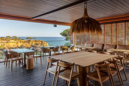 3HB Falésia Beach, Restaurant/Gastronomie 3HB Falésia Beach, Restaurantterrasse mit Tischen unter freiem Himmel und Blick ins Grüne.