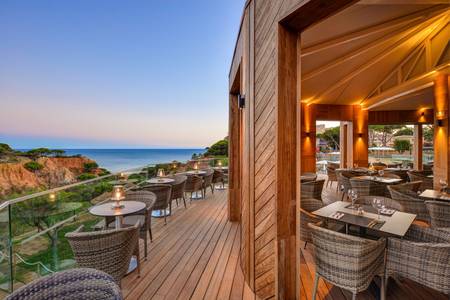 3HB Falésia Beach, Restaurant/Gastronomie 3HB Falésia Beach, Eingedeckte Tische im Restaurant mit Blick auf den Außenbereich.
