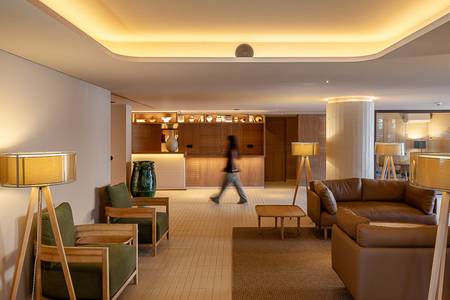 3HB Falésia Beach, öffentliche Bereiche 3HB Falésia Beach, Empfangsbereich der Lobby mit elegantem Design und indirekter Beleuchtung.