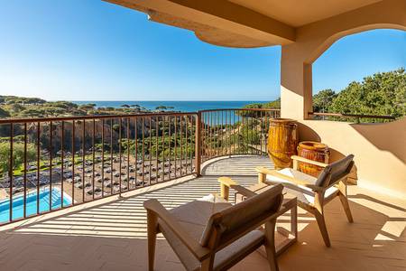 3HB Falésia Beach, Zimmer/Wohnbeispiel 3HB Falésia Beach, Detailansicht des Schlafbereichs im Superior-Zimmer mit Meerblick.