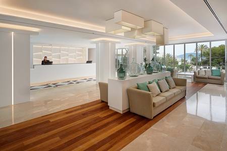 Hipotels Bahía Cala Millor, öffentliche Bereiche Hipotels Bahía Cala Millor, Moderne Lobby mit Sitzinseln und Empfang.