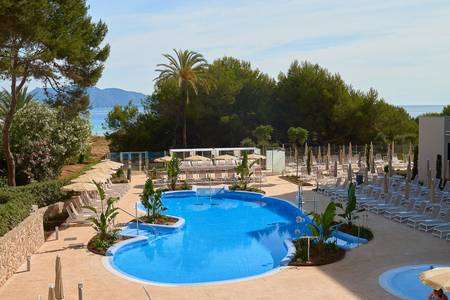 Hipotels Bahía Cala Millor, Pool/Poolbereich Hipotels Bahía Cala Millor, Außenpool mit Sonnenterrasse und Liegen.