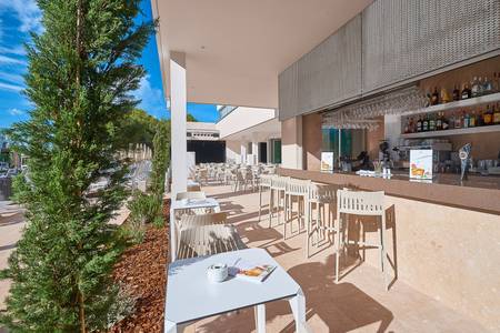 Hipotels Bahía Cala Millor, Restaurant/Gastronomie Hipotels Bahía Cala Millor, Poolbar im Freien mit Schattenbereichen.