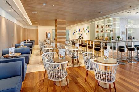 Hipotels Bahía Cala Millor, Restaurant/Gastronomie Hipotels Bahía Cala Millor, Lobbybar mit Tresen und gemütlichen Sitzplätzen.