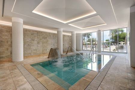 Hipotels Bahía Cala Millor, Pool/Poolbereich Hipotels Bahía Cala Millor, Innenpool mit Ruhebereich und gedämpftem Licht.