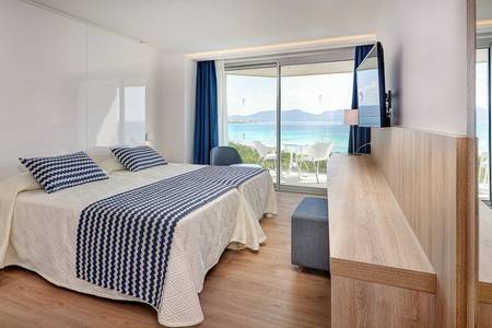 Hipotels Bahía Cala Millor, Zimmer/Wohnbeispiel Hipotels Bahía Cala Millor, Modernes Zimmer mit Doppelbett und ruhigen Farben.