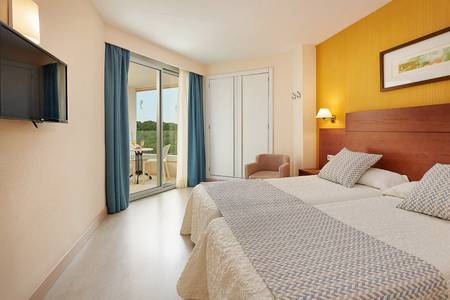 Hipotels Bahía Grande, Zimmer/Wohnbeispiel Hipotels Bahía Grande, Wohnbereich eines Apartments mit kleiner Küchenzeile.