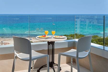 Hipotels Bahía Grande, Zimmer/Wohnbeispiel Hipotels Bahía Grande, Apartment mit Balkon und freiem Blick auf das Meer.