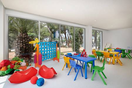Hipotels Bahía Grande, öffentliche Bereiche Hipotels Bahía Grande, Farbenfroher Kidsclub mit Spiel- und Bastelmöglichkeiten.