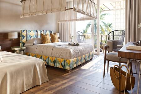 VOI Vila Do Farol Resort, Blick in ein geschmackvoll eingerichtetes Zimmer mit Sitzecke und Flatscreen-TV.
