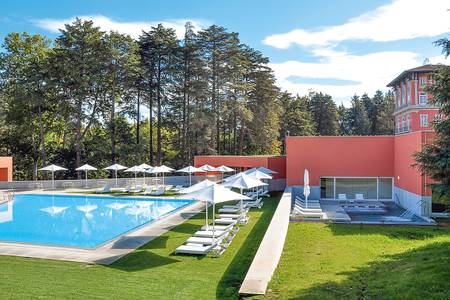 Vidago Palace Hotel & Spa, Pool mit Liegen