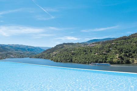 Douro Royal Valley Hotel & Spa, Pool mit Flussblick