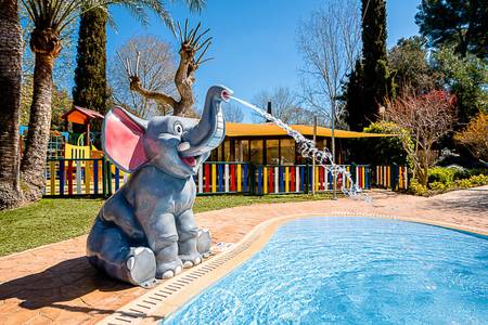 Sheraton Mallorca Arabella Golf Hotel, Spielbereich im Freien für Kinder mit modernen Spielgeräten und Fallschutzboden.