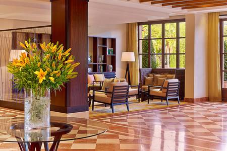 Sheraton Mallorca Arabella Golf Hotel, Moderner Rezeptionsbereich mit Empfangstresen und freundlicher Beleuchtung.