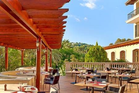 Sheraton Mallorca Arabella Golf Hotel, Stimmungsvoll beleuchtetes Restaurant mit gemütlichen Nischen und Holzelementen.
