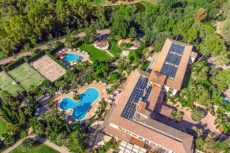 Sheraton Mallorca Arabella Golf Hotel, Luftaufnahme der Hotelanlage mit Poollandschaft, Gärten und umliegender Natur.