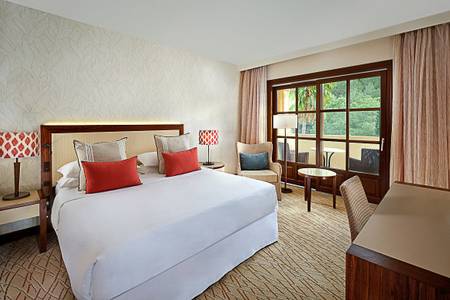 Sheraton Mallorca Arabella Golf Hotel, Komfortables Superior Queen Zimmer mit modernem Interieur und Queensize-Bett.