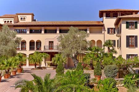 Sheraton Mallorca Arabella Golf Hotel, Detailansicht des Eingangsbereichs mit architektonischen Besonderheiten und Bepflanzung.