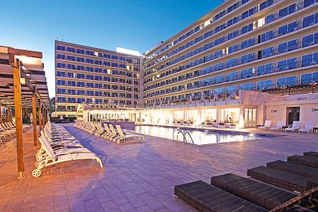 BG Java Hotel, Hotel bei Nacht