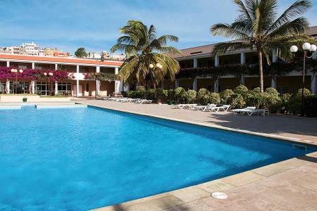 Pestana Tropico - Ocean & Boutique Hotel, Poll mit Liegen