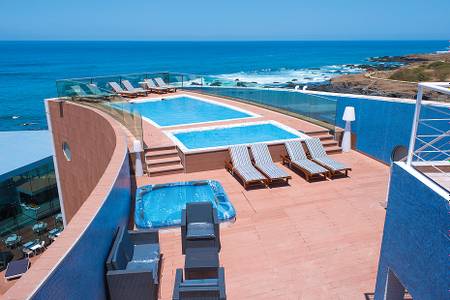 Hotel VIP Praia, Pool mit Liegen