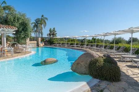 Galanias Hotel & Retreat, Blick über den Gartenpool mit reflektierender Wasseroberfläche.