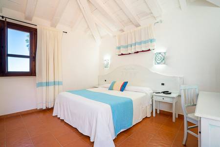 Galanias Hotel & Retreat, Elegantes Superior-Zimmer mit hochwertiger Ausstattung und harmonischer Farbgebung in Naturtönen.